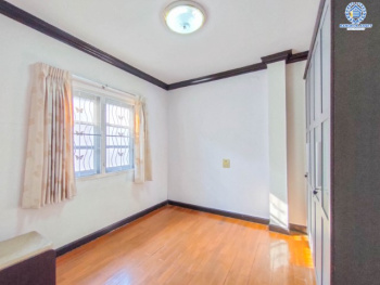 ทาวน์เฮ้าส์มือสองย่านกรุงเทพฯ ม.บ้านรุ่งเรือง สรงประภา เนื้อที่มากถึง 24.2 ตร.ว. ฟังก์ชัน 3 ห้องนอน 2 ห้องน้ำ 1 ที่จอดรถ แถมฟรี! 2 เครื่องปรับอากาศ บนทำเลเยี่ยม ใกล้รถไฟฟ้าสายสีแดง "สถานีดอนเมือง" และทางด่วน "อุตราภิมุข" ในราคาคุ้มสุดในย่าน! จองเลย!